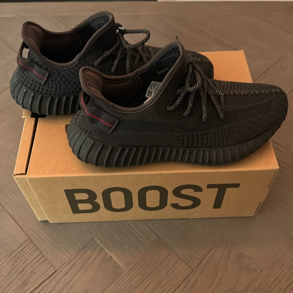 Yeezy Boost 350 V2 Black Non-reflective Size 8.5